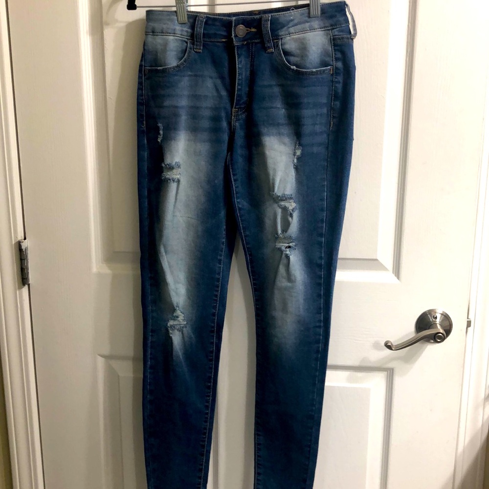 Cute ripped jeggings! Never worn!